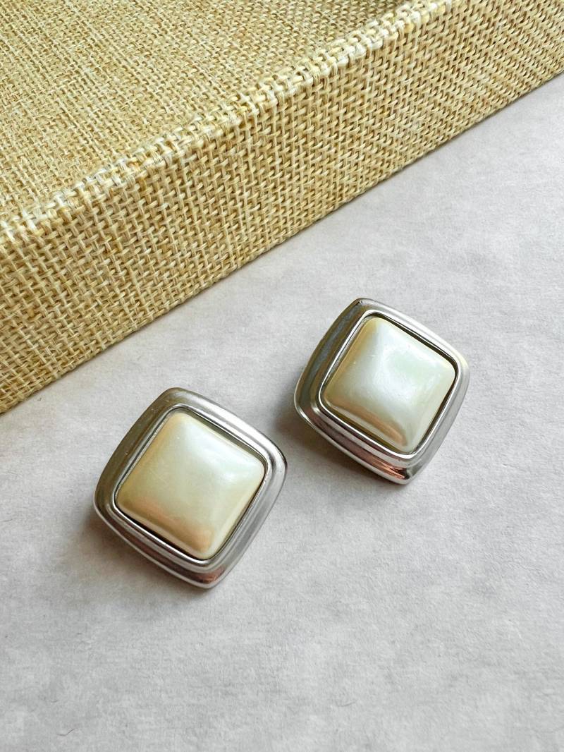 Vintage Liz Claidose Ohrringe Mit Kunstperlen & Silberfarbenen Ohrclips, 1970Er Jahre von VeritaVintage