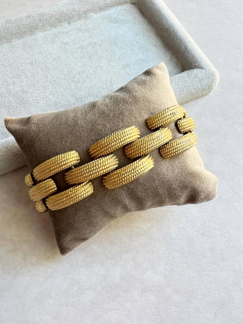 Vintage Monet Gold-Ton Texturierte Glieder Kettenarmband, 1960Er Jahre von VeritaVintage