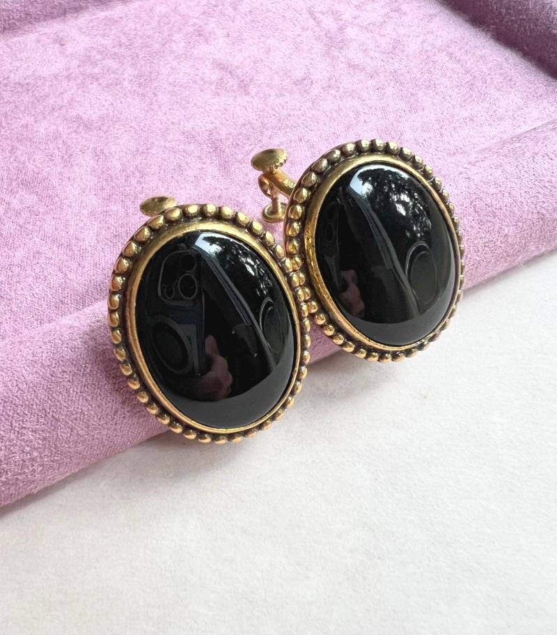 Vintage Napier Ad Piece Faux Onyx Cabochon Antik Gold Ton Ohrclips, 1983 von VeritaVintage