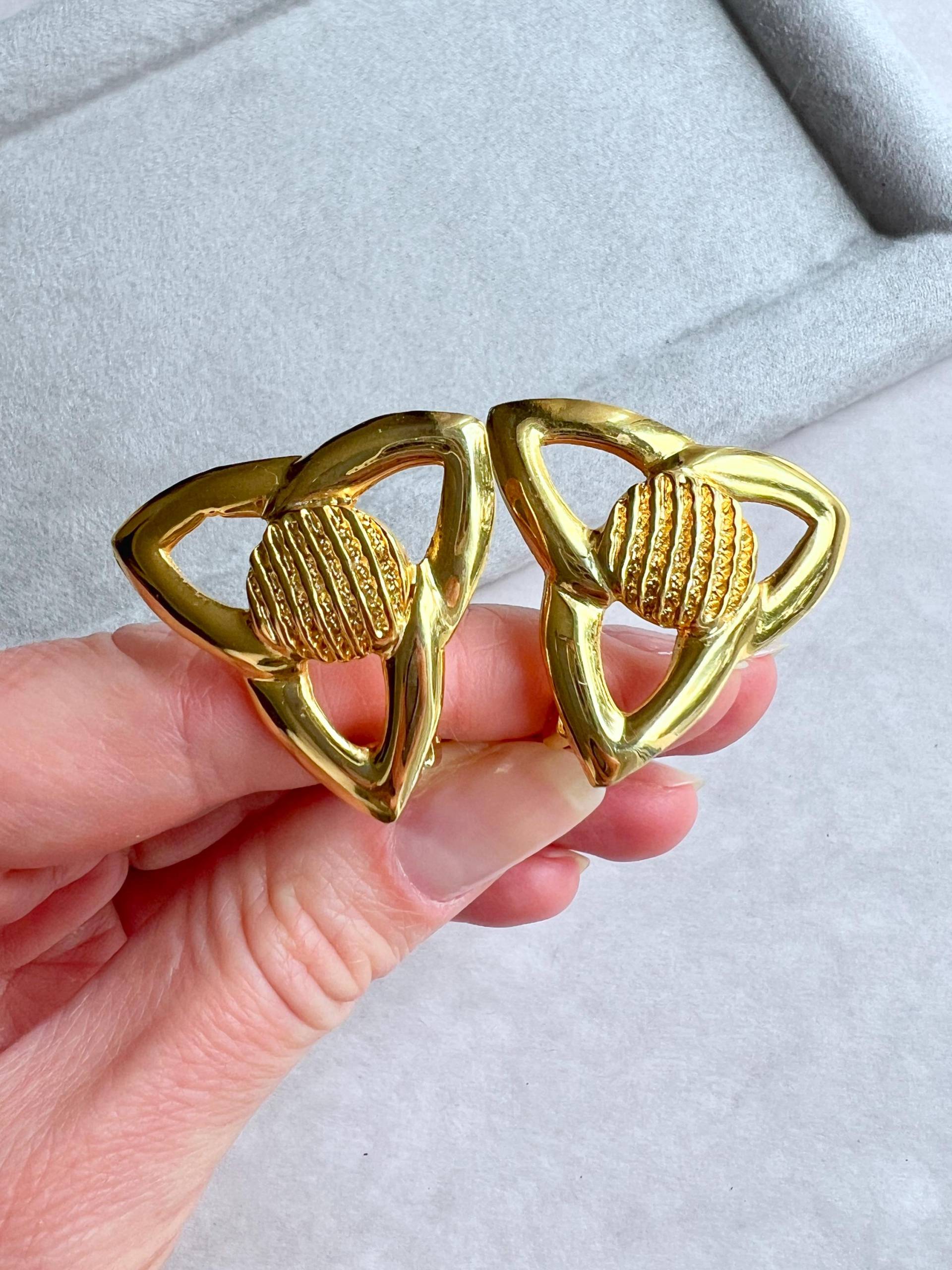 Vintage Polierte Goldene Metallfassung Große Blumenform Ohrclips, 80Er Jahre, Unsigniert von VeritaVintage