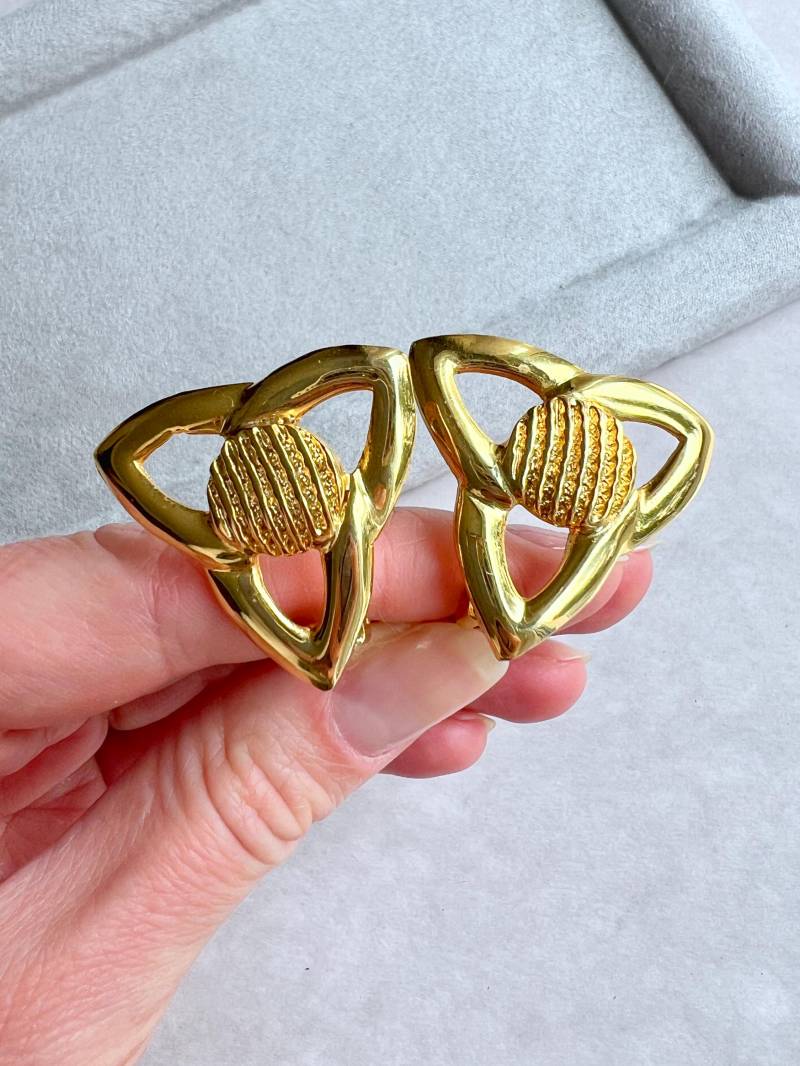 Vintage Polierte Goldene Metallfassung Große Blumenform Ohrclips, 80Er Jahre, Unsigniert von VeritaVintage