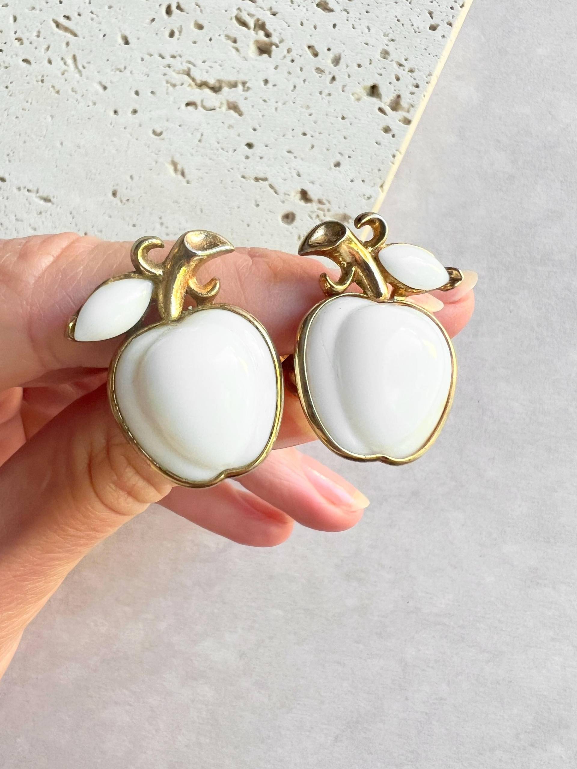 Vintage Weiße Apfel Ohrclips Crown Trfari Von Alfred Philippe, 1950Er Jahre von VeritaVintage