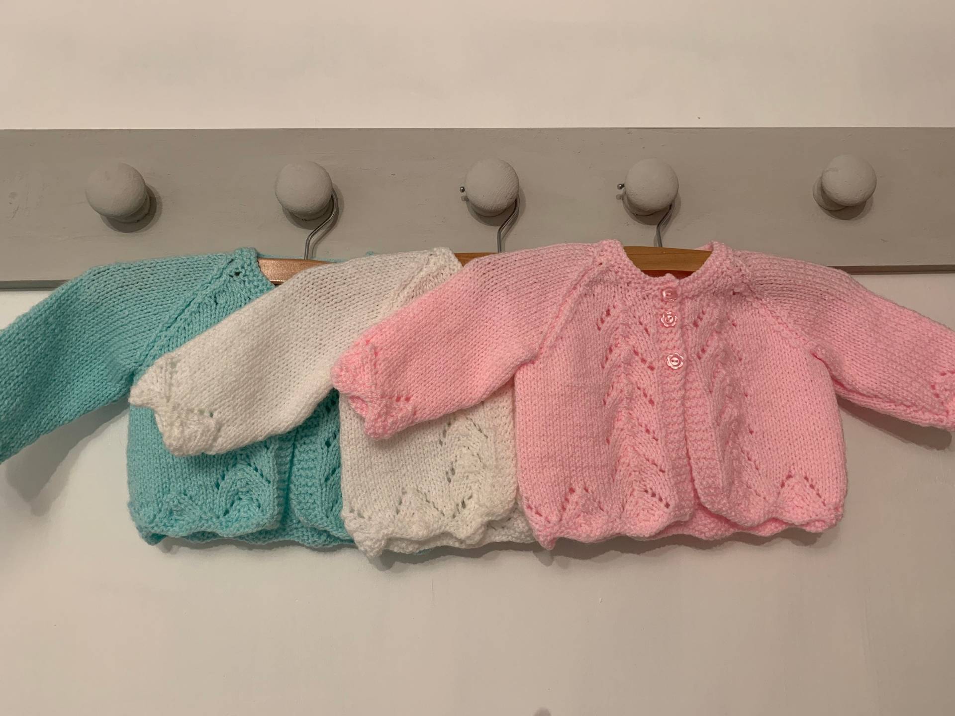 Handgestrickte Baby Matinee Jacke, Traditionelle Strickjacke, Neues Geschenk von VerityRoseByRebecca