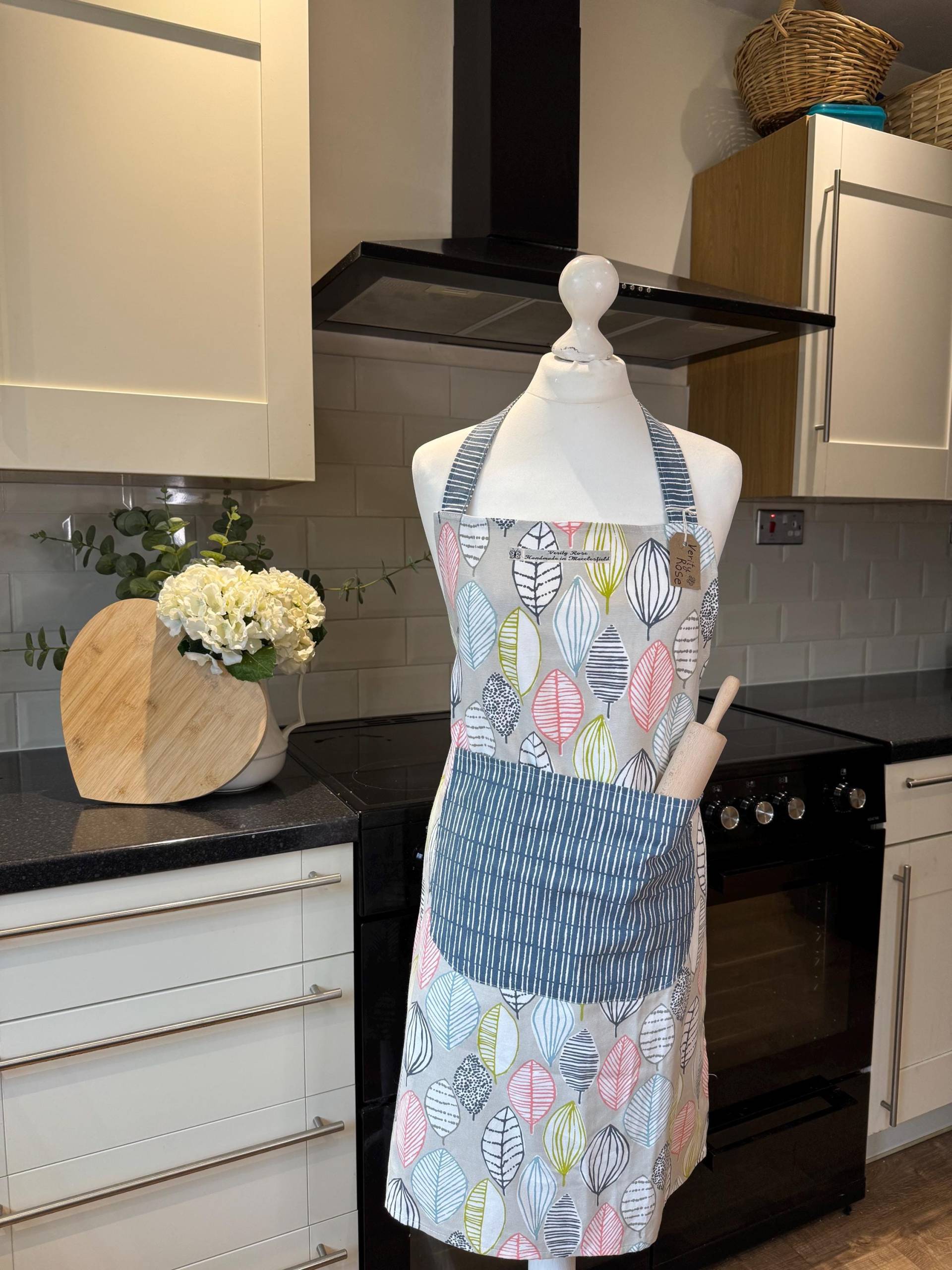 Graue Blatt-Baumwollschürze Für Erwachsene Handgemachtes Bäckergeschenk von VerityRoseByRebecca