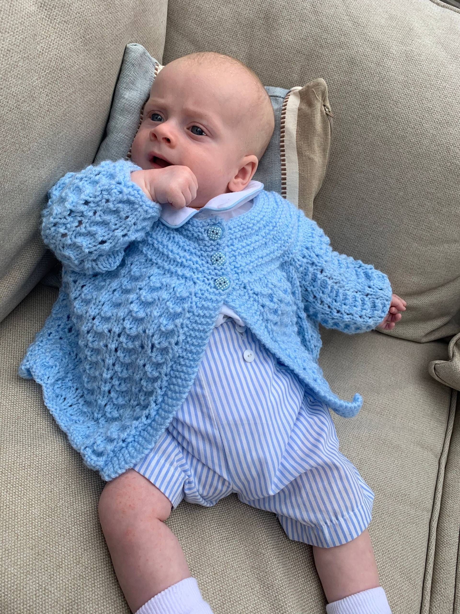 Handgestrickte Baby Strickjacke in Blau Mit Lochmuster von VerityRoseByRebecca