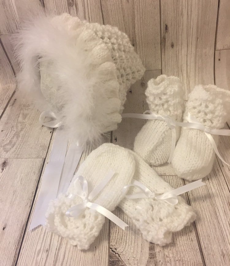 Handgestrickte Marabou Baby Mütze, Booties & Handschuhe Set Handgestrickte Marabou Baby Mütze, Booties & Handschuhe Set von VerityRoseByRebecca