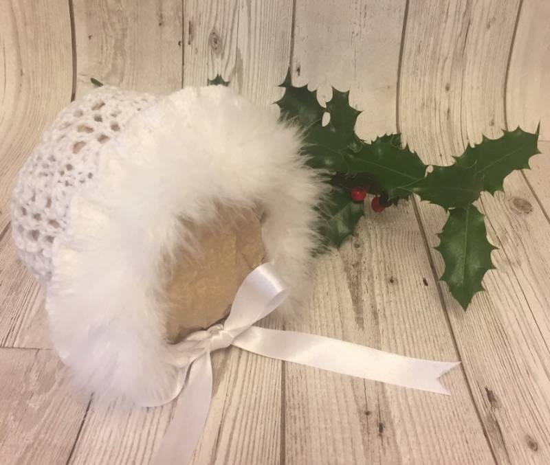 Marabou Weiße Mädchen Mütze, Handgestrickte Mütze Mit Fell Marabou Weiße Mädchen Mütze, Handgestrickte Mütze Mit Fell von VerityRoseByRebecca