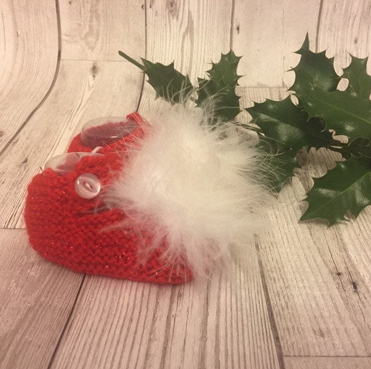 Rote Babyschühchen Mit Weisser Marabuborte 0-3 Monate, Handgestrickt von VerityRoseByRebecca