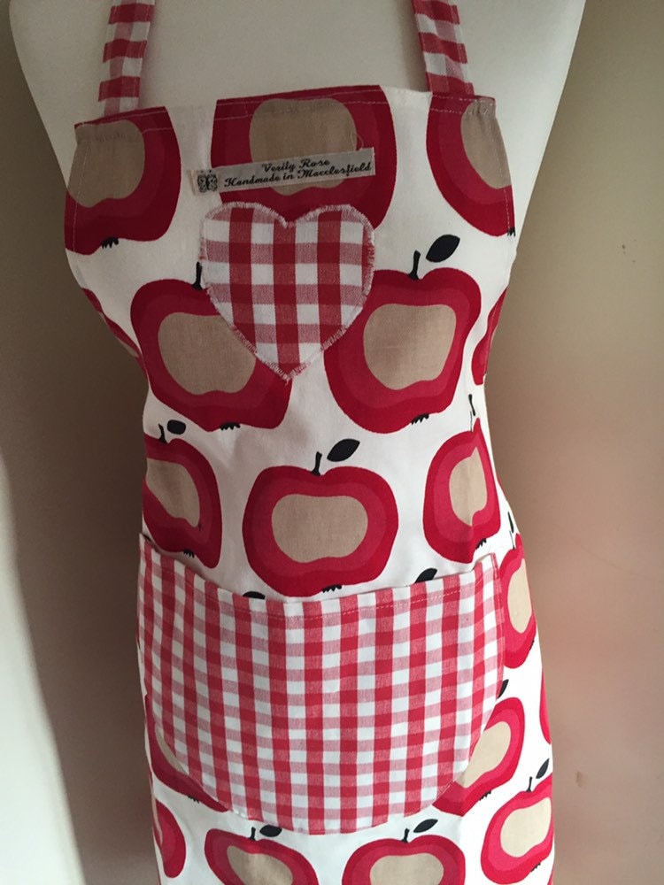 Schürze Mit Apfelmuster, Rote Karotasche Und Herzapplikation von VerityRoseByRebecca