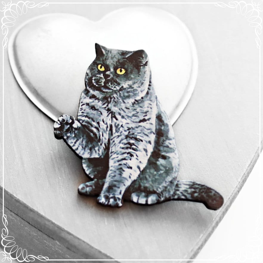 Süße Holzbrosche "Freche Miez', Holz Anstecker Schwarze Katze, Lasercut Brosche von Verknallt