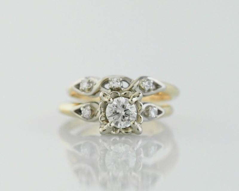 1950S Vintage Flare Diamant Ring Und Ehering, Brautset Ft. Feature-Lock & Fishtail Setting, Atl #332A von VermaEstateJewels