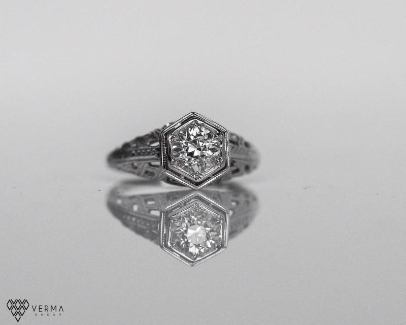 Circa 1910 - .65Ct Diamant-Verlobungsring Im Altschliff Aus 18K Weißgold Mit Aufwendigem Filigran- Und Metalldesign Veg # 328 von VermaEstateJewels