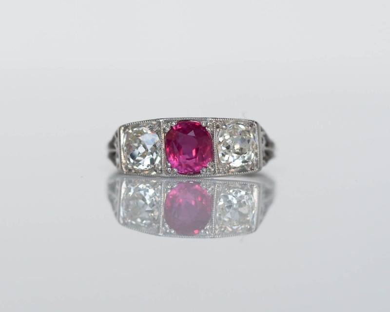 Circa 1920 - Platin Art Deco 1.02Ct Ungewärmter Rubin & 1.20Cttw Alter Diamant Im Kissenschliff Verlobungsring Veg #558 von VermaEstateJewels