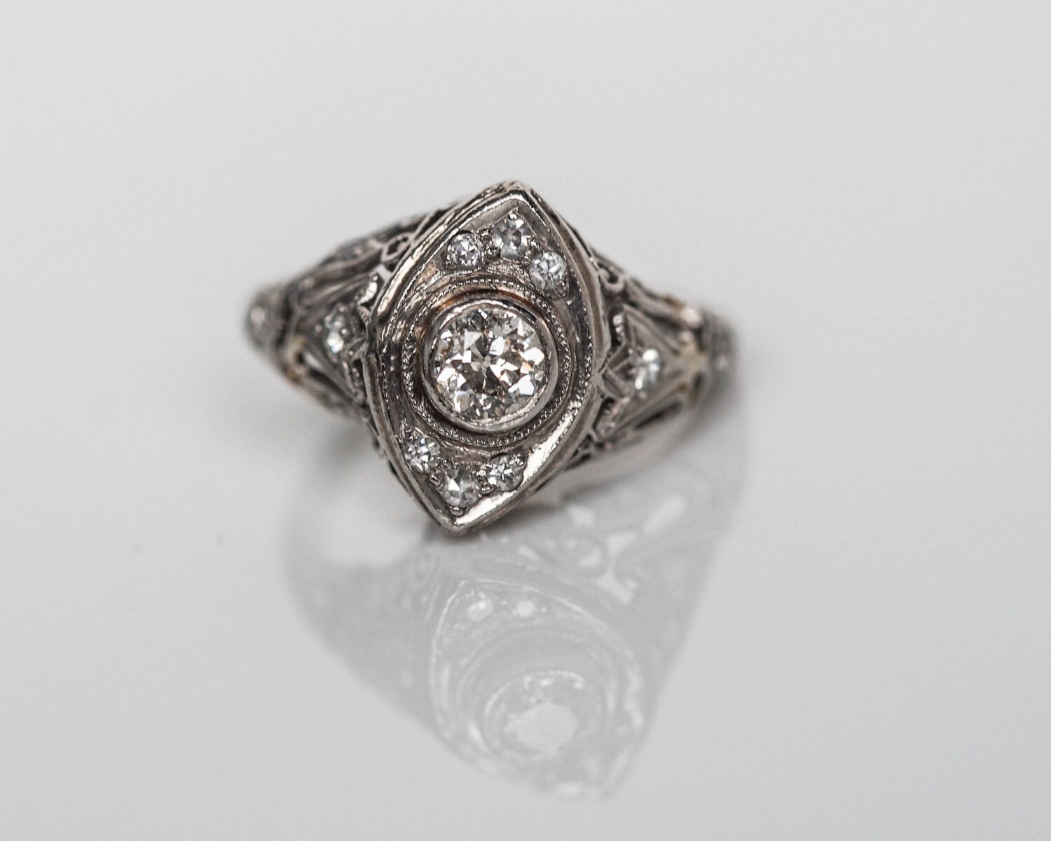 Circa 1920 - Platin Art Deco Verlobungsring in Navetteform Mit Diamant Im Altschliff & Filigraner Arbeit Jkv #447 von VermaEstateJewels