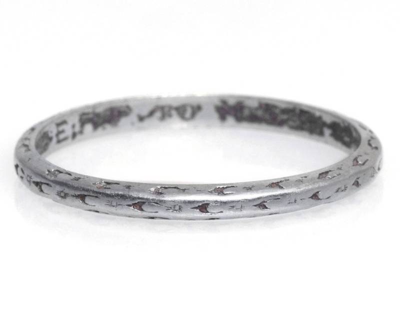 Circa 1929 Art Deco Platin Ehering Mit Gravierter Blüte Orange - Veg#785 von VermaEstateJewels