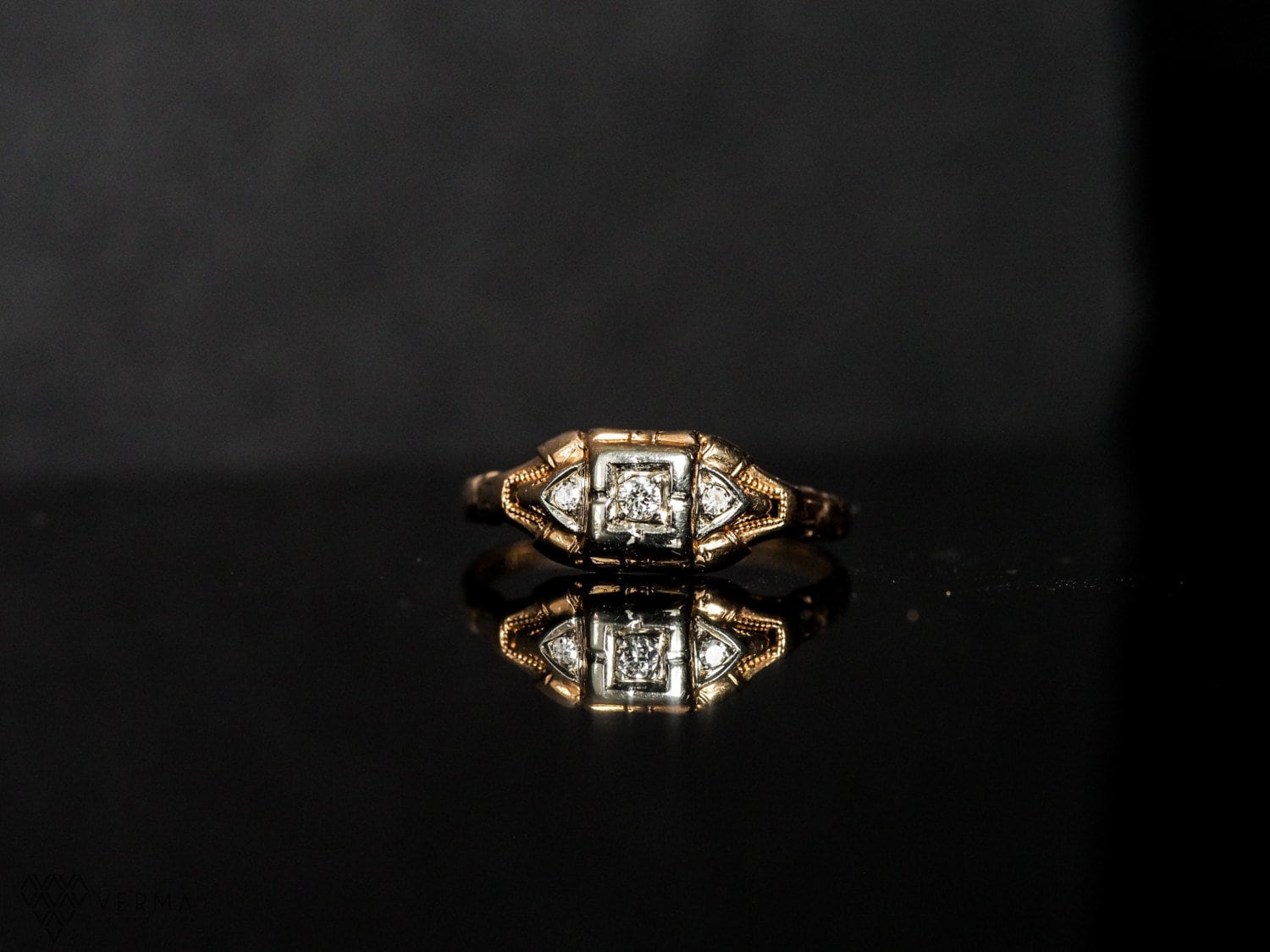 Circa 1940 - Two Tone 14K Gelb- Und Weißgold Verlobungsring Mit 3 Altschliff Diamanten Veg # 318 von VermaEstateJewels