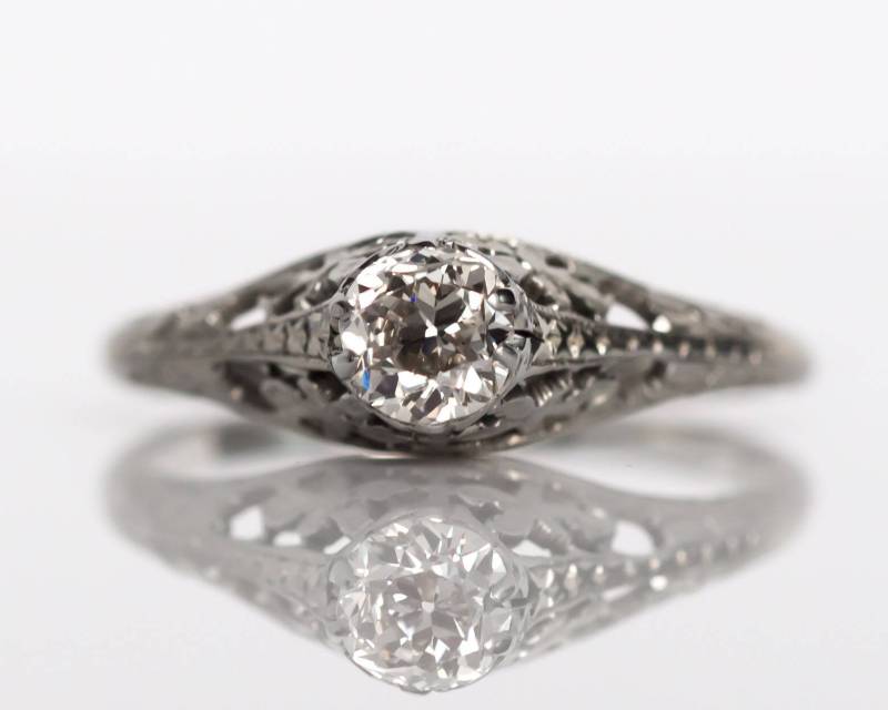 Zirka 1910 Edwardian 18K Weißgold Gia-Zertifizierter .42Ct Kissen-Diamant-Verlobungsring Im Brilliantschliff - Veg # 815 von VermaEstateJewels