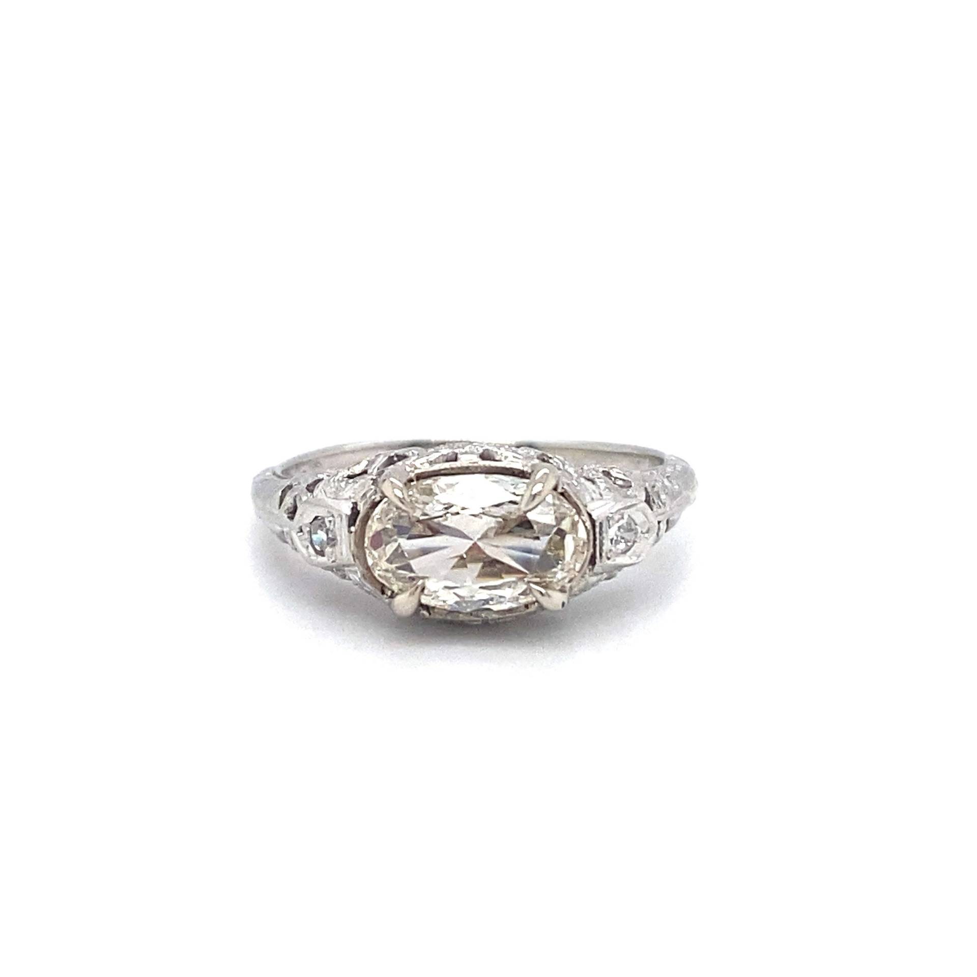 Zirka 1920Er Art Deco 1.09 Karat Oval Diamant Ost-West Verlobungsring in 18K Weißgold, Atl # 124D von VermaEstateJewels