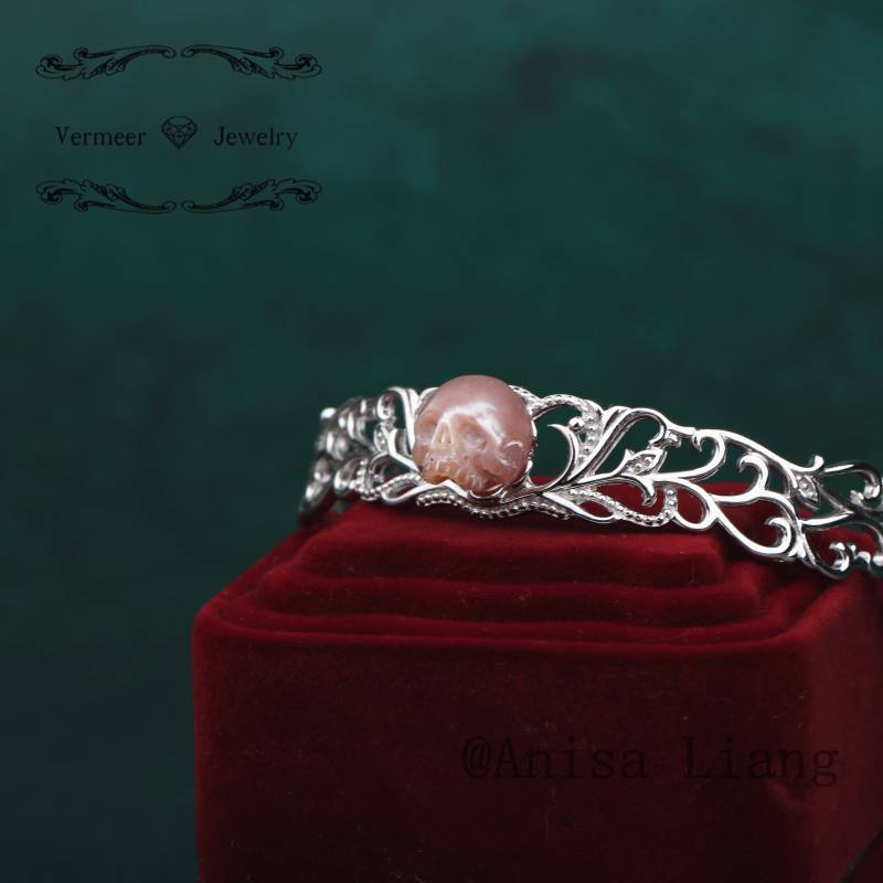 Handgemachte Totenkopf Perlen Armband Sterling Silber Memento Mori Armreif von VermeerJewelry