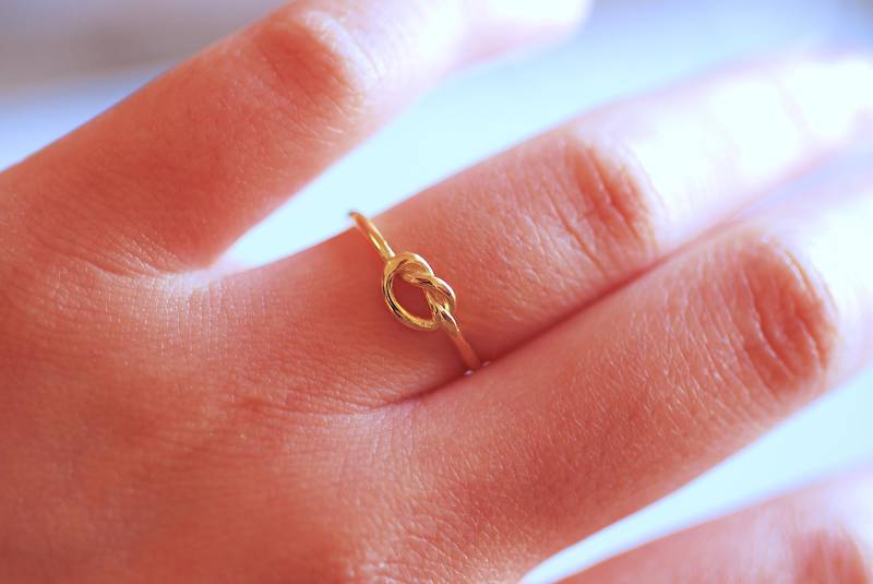 Glänzender Goldknotenring - Verstellbarer Ring, Dünner Knotenring, Brautjungfer Geschenk, Knotenversprechensring, Eternity Midi Ring 353 Glänzender Goldknotenring - Verstellbarer Ring, Dünner Knotenring, Brautjungfer Geschenk, Knotenversprechensring, Eternity Midi Ring 353 von VermeilSupplies