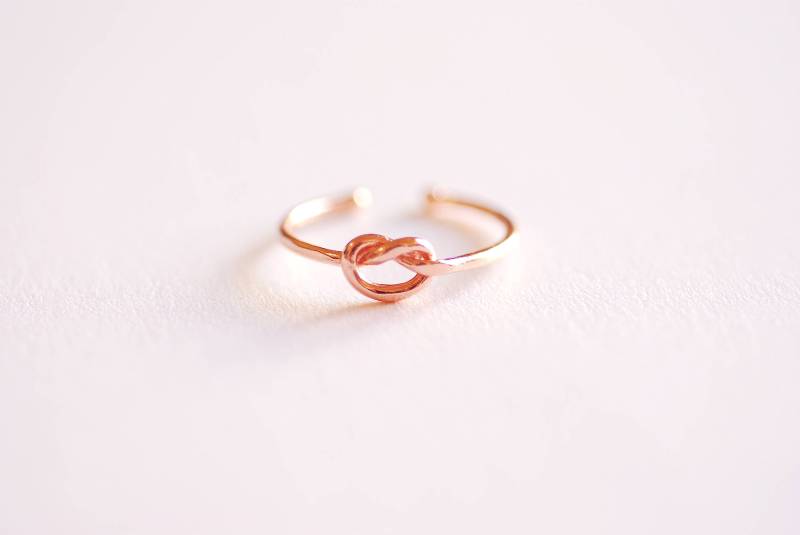 Glänzender Rosa Roségold Love Knot Ring Liebesknoten Verstellbarer Ring, Dünner Knotenring, Brautjungfer Geschenk, Infinity Eternity Midi 353 Glänzender Rosa Roségold Love Knot Ring Liebesknoten Verstellbarer Ring, Dünner Knotenring, Brautjungfer Geschenk, Infinity Eternity Midi 353 von VermeilSupplies