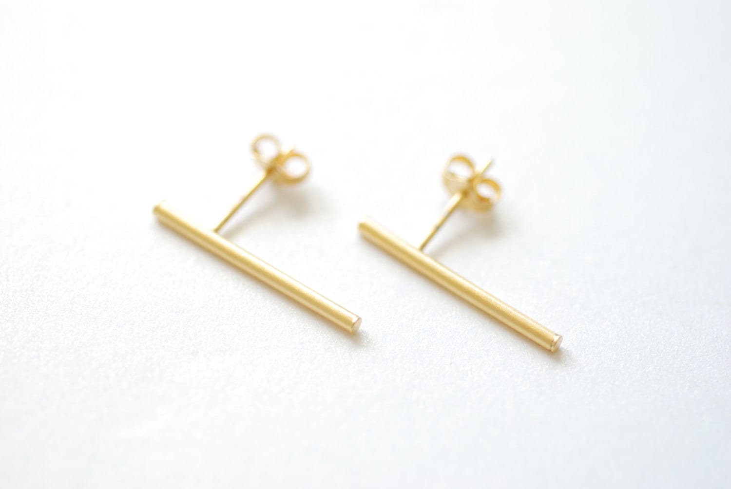 Matt Gold Bar, Linie Ohrringe, Stick Bar Filament Ohr Bergsteiger, Ohrstecker, Minimalistisch Ohrringe Matt Gold Bar, Linie Ohrringe, Stick Bar Filament Ohr Bergsteiger, Ohrstecker, Minimalistisch Ohrringe von VermeilSupplies