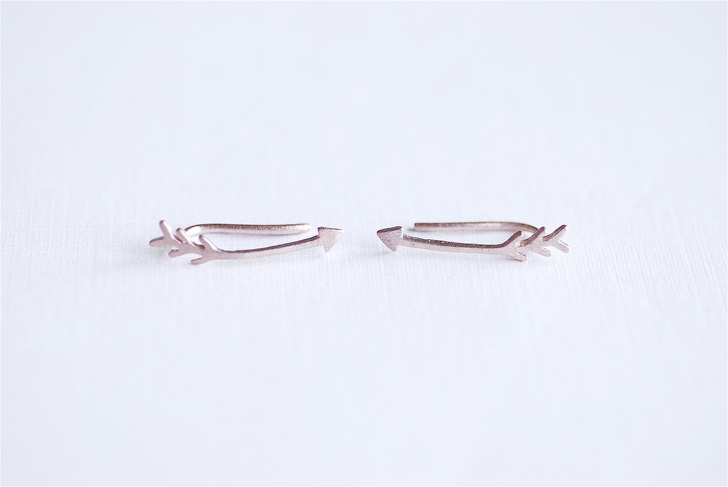 Matt Rosa Rose Gold Vermeil Pfeil Ohrring Kletterer Ohr Manschette - Ohrringe, Crawler, Gebogene Ohrring, 281 Matt Rosa Rose Gold Vermeil Pfeil Ohrring Kletterer Ohr Manschette - Ohrringe, Crawler, Gebogene Ohrring, 281 von VermeilSupplies