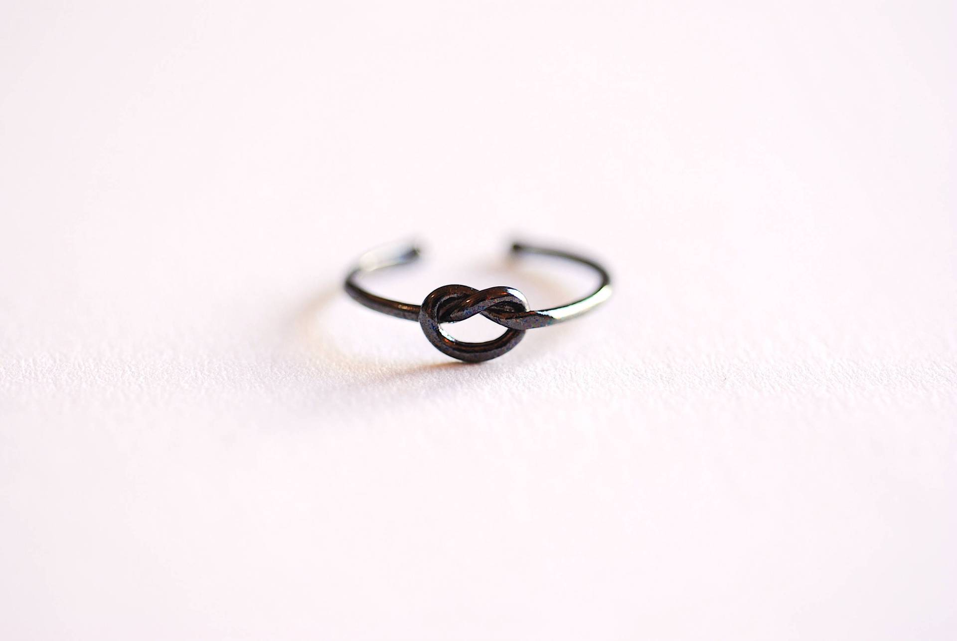 Schwarzer Liebesknotenring - Rhodium Silber Liebesknoten Verstellbarer Ring, Dünner Knotenring, Brautjungferring, Knotenversprechensring Schwarzer Liebesknotenring - Rhodium Silber Liebesknoten Verstellbarer Ring, Dünner Knotenring, Brautjungferring, Knotenversprechensring von VermeilSupplies