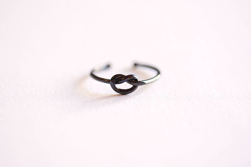 Schwarzer Liebesknotenring - Rhodium Silber Liebesknoten Verstellbarer Ring, Dünner Knotenring, Brautjungferring, Knotenversprechensring Schwarzer Liebesknotenring - Rhodium Silber Liebesknoten Verstellbarer Ring, Dünner Knotenring, Brautjungferring, Knotenversprechensring von VermeilSupplies