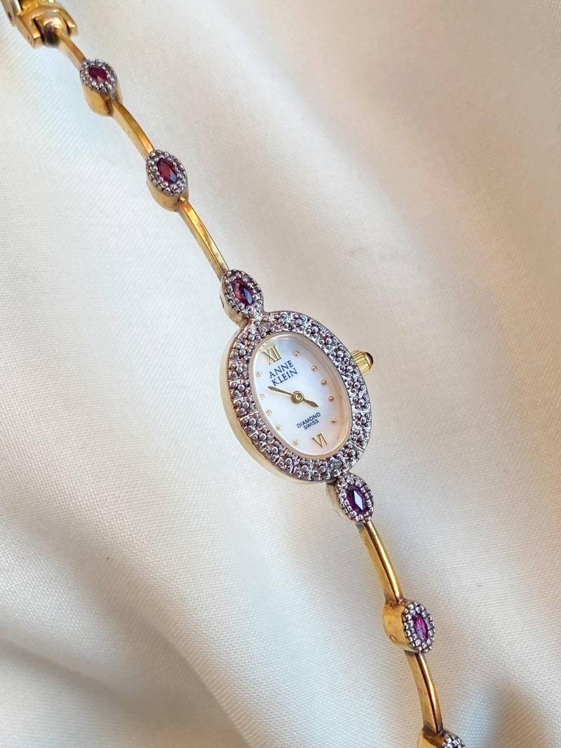Seltene Zierliche Anne Klein Vintage Damenuhr; Steine Armband Uhr von Verncellvintage