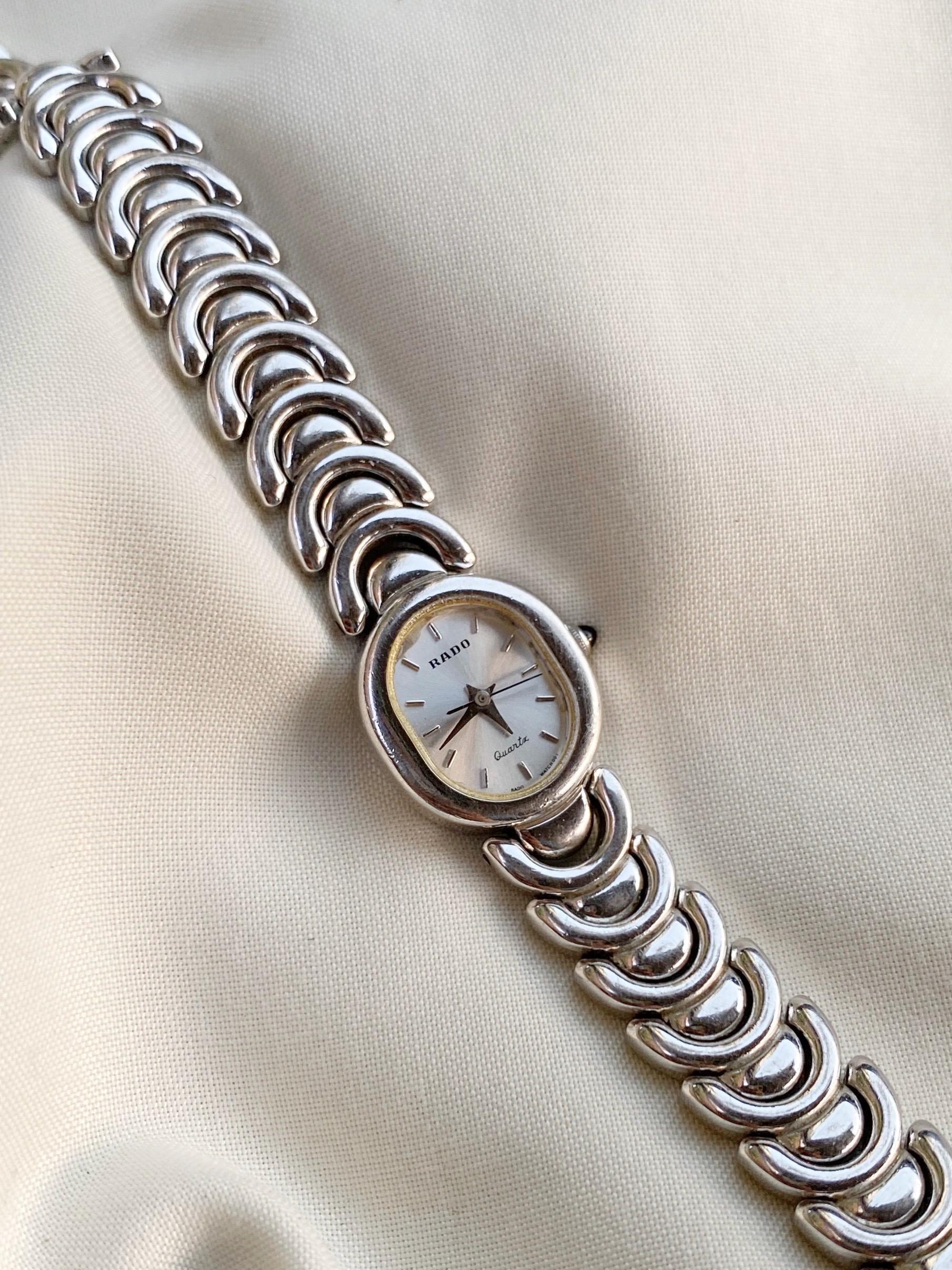 Vintage Rado Damenuhr Mit Ovalem Zifferblatt; Silberne Armbanduhr von Verncellvintage