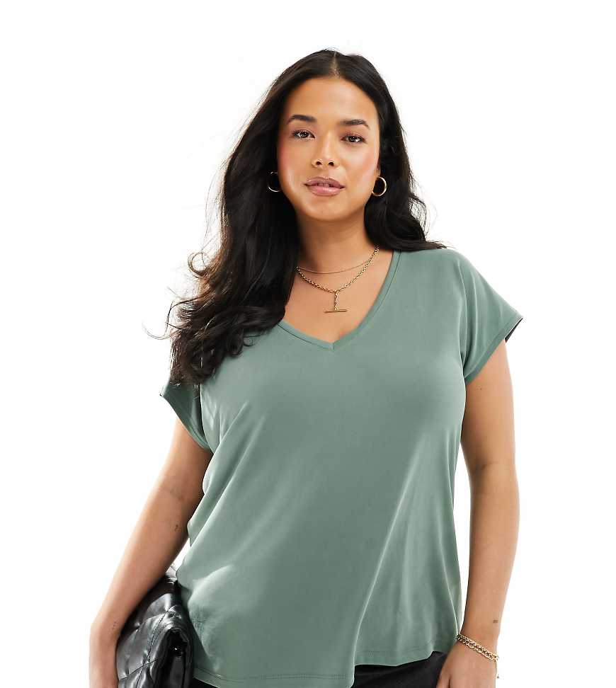 Vero Moda Curve - Anschmiegsames T-Shirt in Khaki mit V-Ausschnitt-Grün Vero Moda Curve - Anschmiegsames T-Shirt in Khaki mit V-Ausschnitt-Grün von Vero Moda Curve
