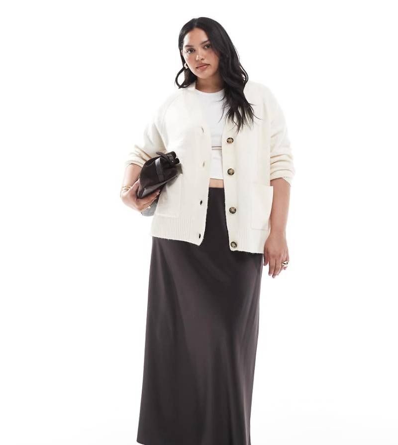 Vero Moda Curve - Asymmetrischer Satin-Midirock in Schokobraun-Brown von Vero Moda Curve