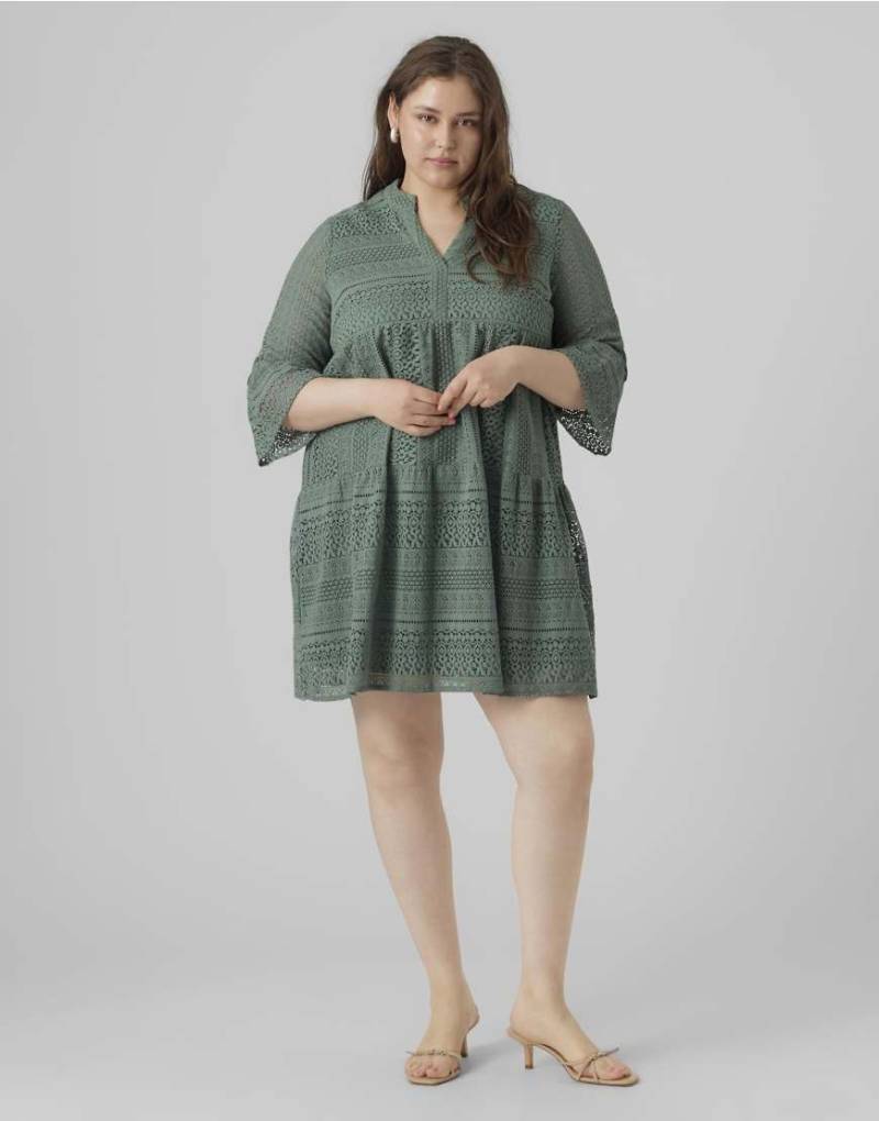 Vero Moda Curve - Bluse in Lorbeerkranz-Grün von Vero Moda Curve