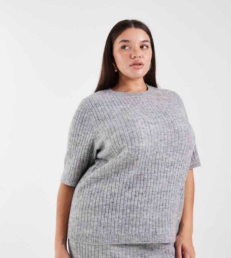 Vero Moda Curve - Geripptes, kurzärmliges Strickoberteil in Grau meliert, Kombiteil von Vero Moda Curve