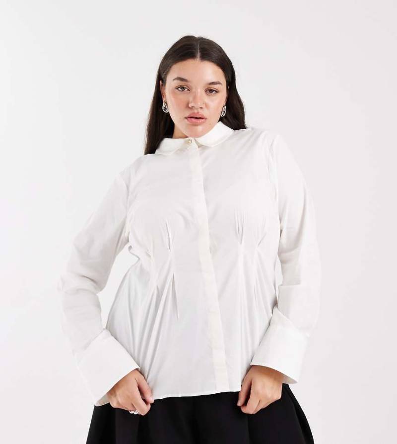 Vero Moda Curve - Hemdbluse in Weiß mit geraffter Taille Vero Moda Curve - Hemdbluse in Weiß mit geraffter Taille von Vero Moda Curve