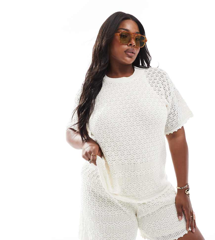 Vero Moda Curve - Kastiges T-Shirt aus Häkelstrick in Birken-Cremeweiß, Kombiteil Vero Moda Curve - Kastiges T-Shirt aus Häkelstrick in Birken-Cremeweiß, Kombiteil von Vero Moda Curve