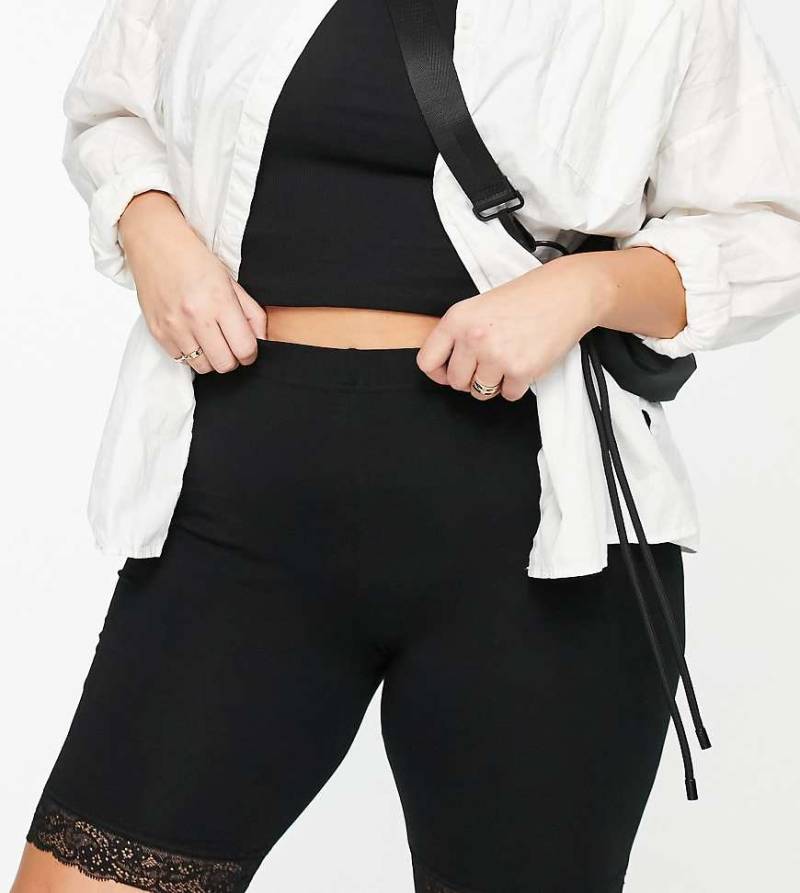 Vero Moda Curve - Kurze Leggings in Schwarz mit Spitzenverzierung von Vero Moda Curve