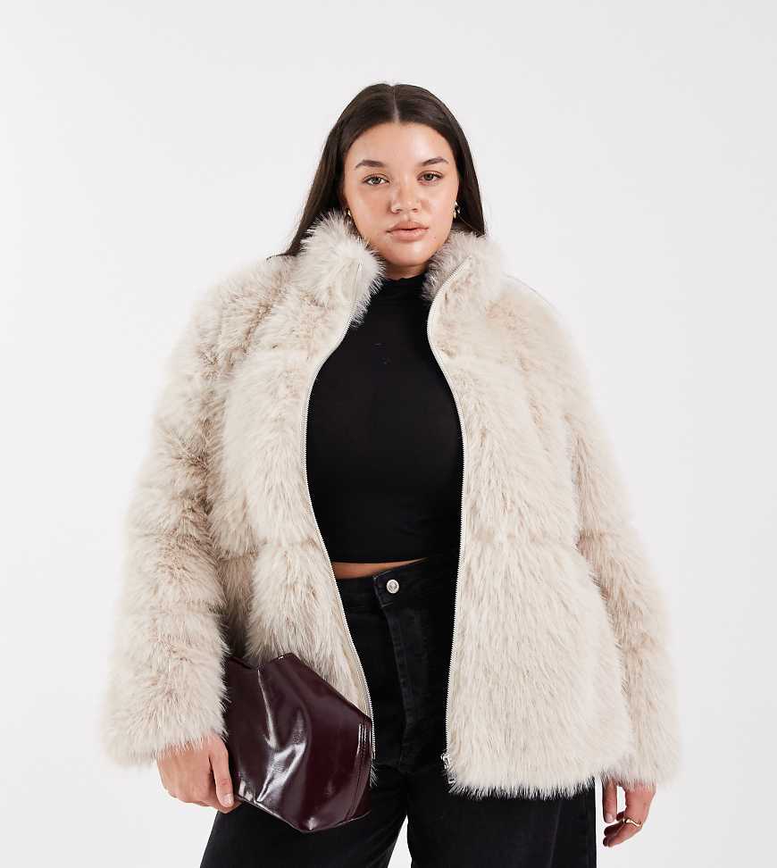 Vero Moda Curve - Kurzer Mantel aus flauschigem Kunstpelz in Cremeweiß von Vero Moda Curve