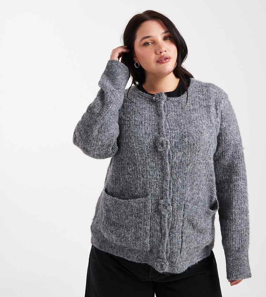 Vero Moda Curve - Strickjacke in Grau mit Knöpfen mit Rosenapplikation von Vero Moda Curve