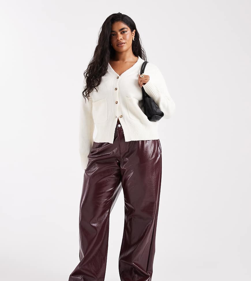 Vero Moda Curve - Tessa - Hose aus Vinyl in Burgunderrot mit hohem Bund und weitem Bein Vero Moda Curve - Tessa - Hose aus Vinyl in Burgunderrot mit hohem Bund und weitem Bein von Vero Moda Curve
