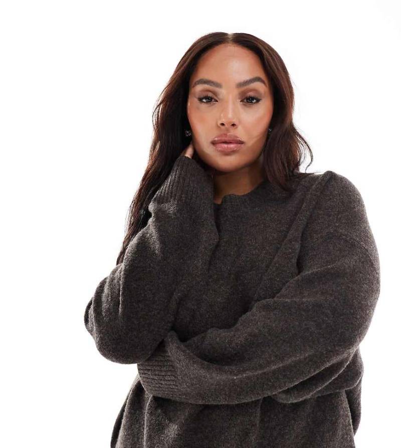 Vero Moda Curve - Weicher Oversize-Pullover in meliertem Schokobraun mit O-Ausschnitt von Vero Moda Curve