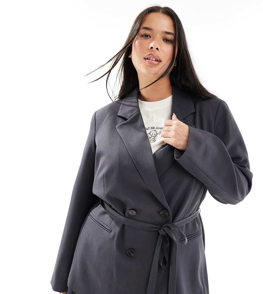 Vero Moda Curve - Zweireihiger Blazer in Dunkelgrau mit Bindegürtel, Kombiteil Vero Moda Curve - Zweireihiger Blazer in Dunkelgrau mit Bindegürtel, Kombiteil von Vero Moda Curve