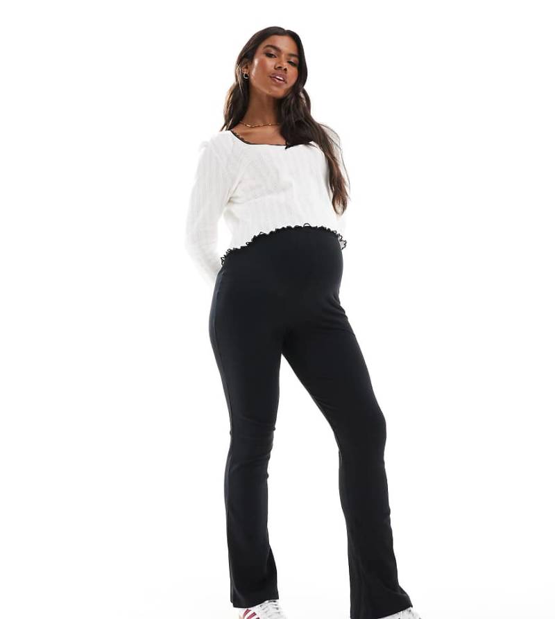 Vero Moda Maternity - Gerippte, ausgestellte Leggings in Schwarz mit Überbauchbund von Vero Moda Maternity