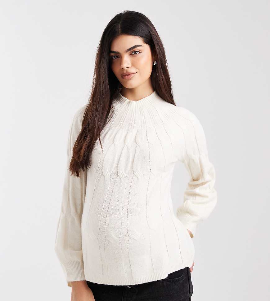 Vero Moda Maternity - Hochgeschlossener Grobstrickpullover in Cremeweiß mit Zopfmuster von Vero Moda Maternity