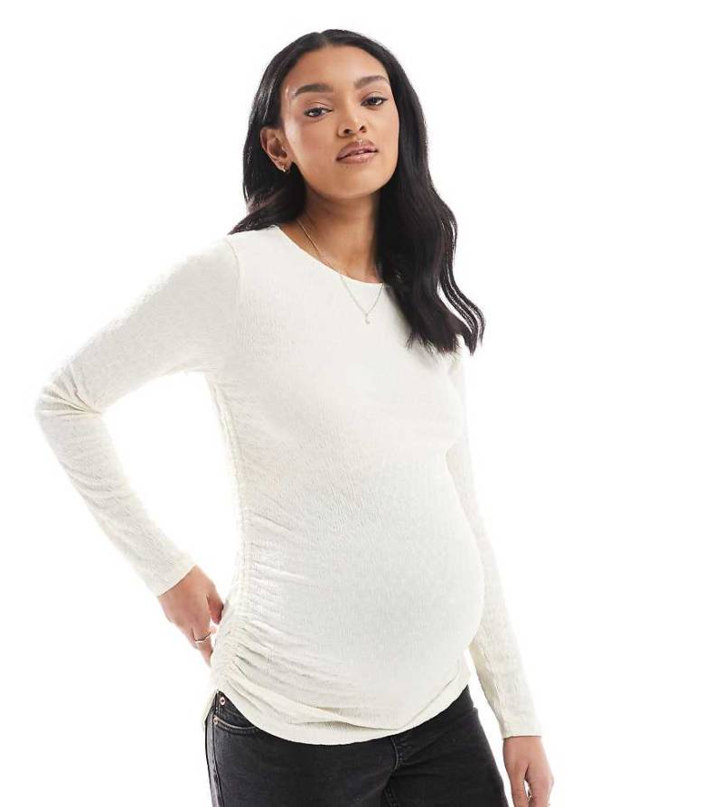 Vero Moda - Umstandsmode - Langärmliges, strukturiertes Oberteil in Cremeweiß mit Raffung von Vero Moda Maternity
