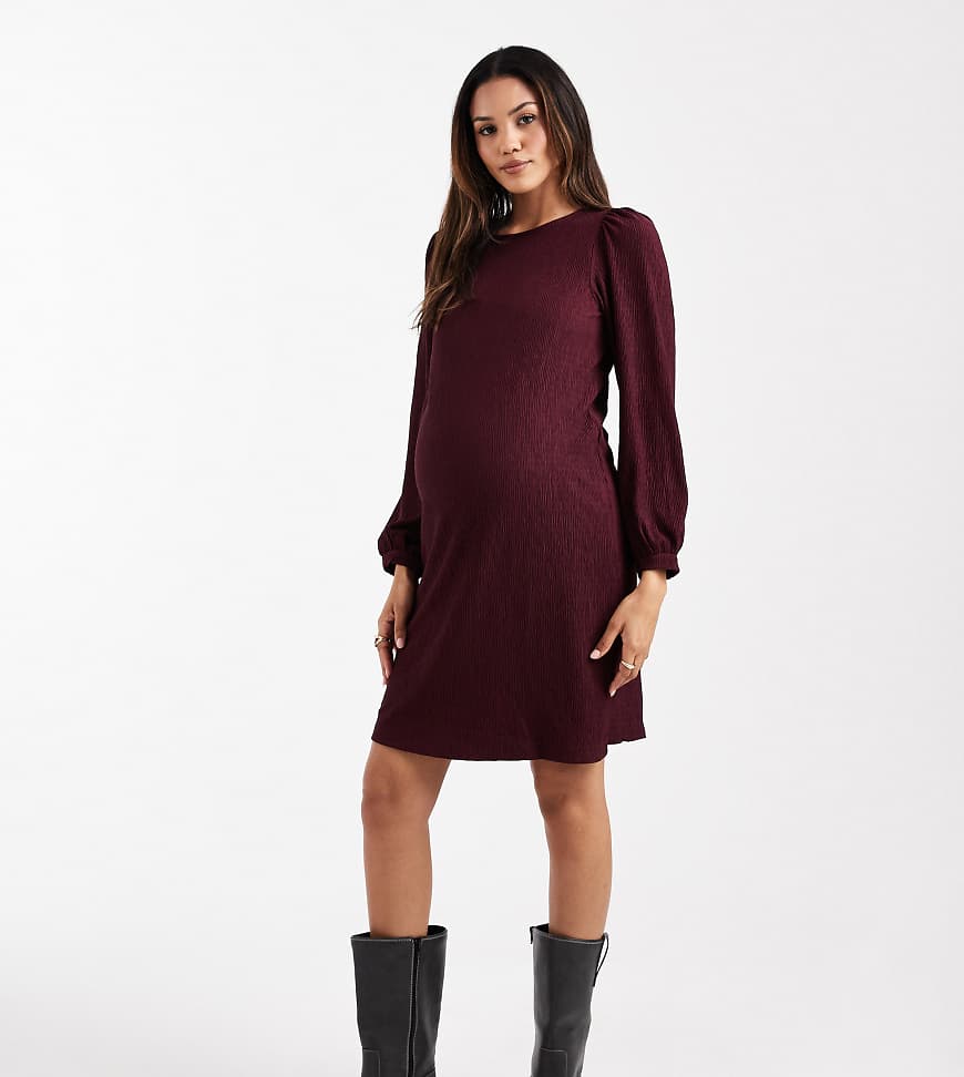 Vero Moda - Umstandsmode - Plissiertes, langärmliges Minikleid in Burgunderrot mit Blousonärmeln von Vero Moda Maternity