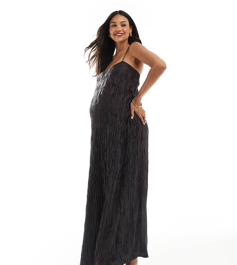 Vero Moda Umstandsmode - Plissiertes Maxi-Trägerkleid in Schokobraun mit Strukturmuster von Vero Moda Maternity