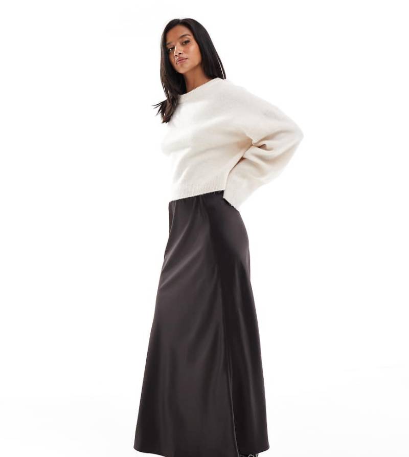 Vero Moda Petite - Asymmetrischer Satin-Midirock in Schokobraun-Brown von Vero Moda Petite