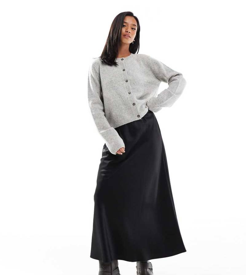 Vero Moda Petite - Asymmetrischer Satin-Midirock in Schwarz von Vero Moda Petite